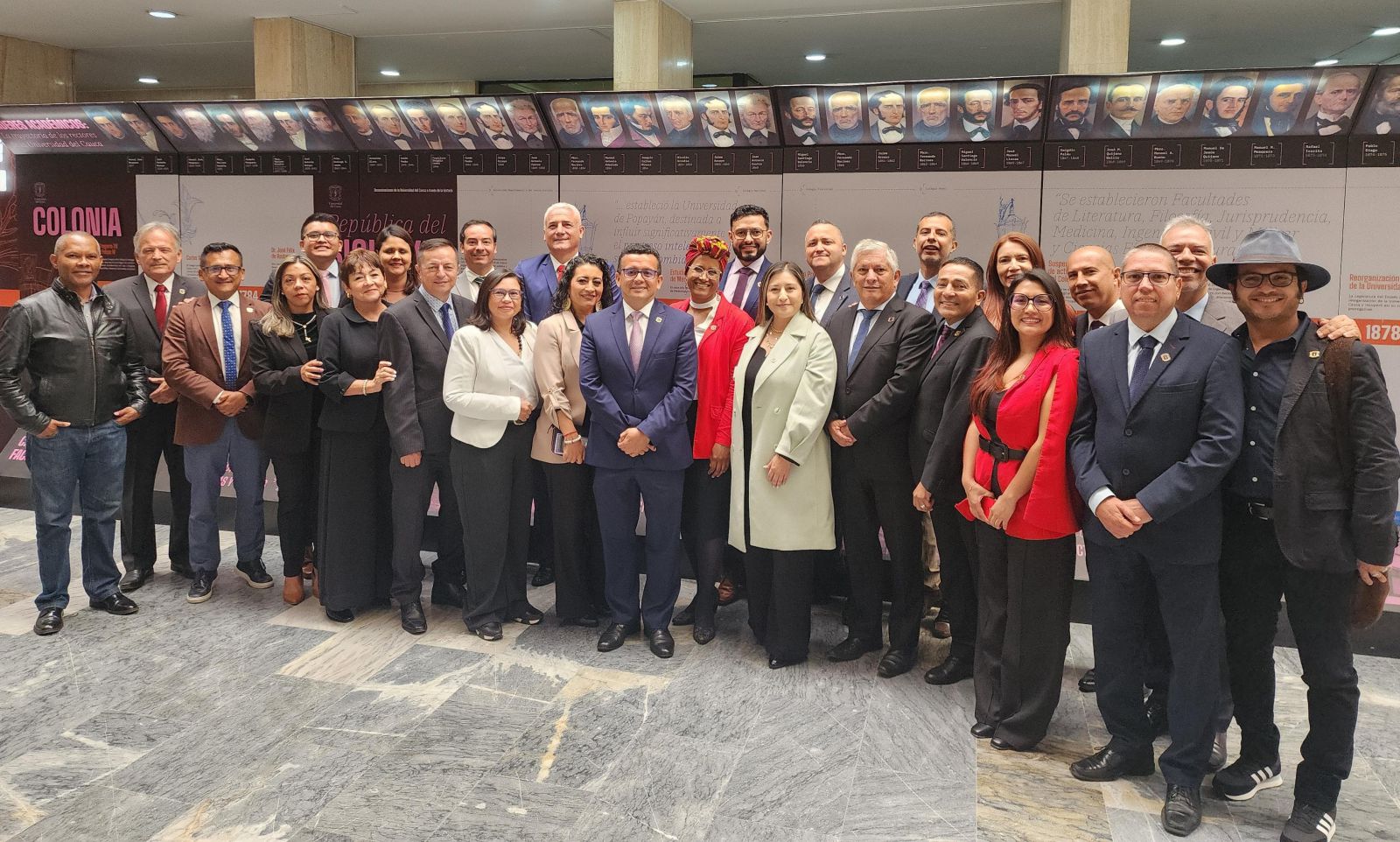 Imagen de los directivos en la exposición "camino al bicentenario"