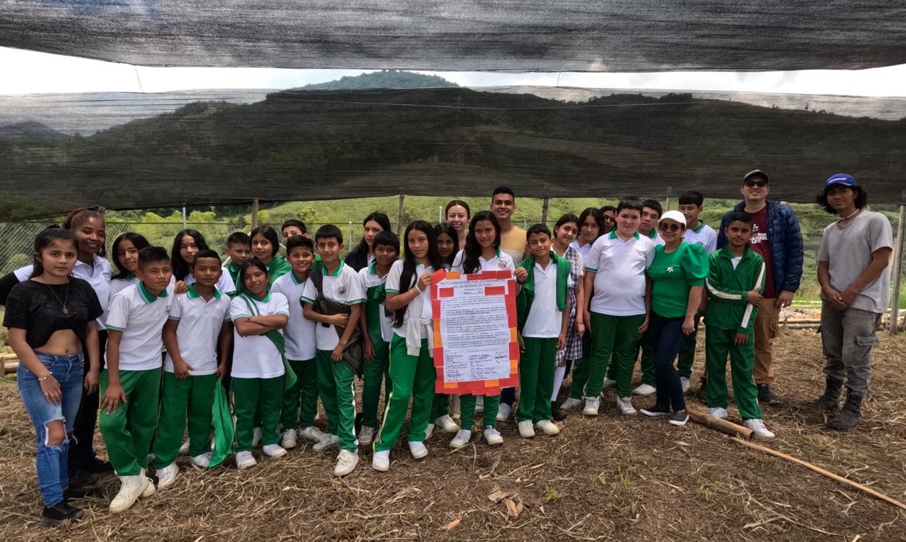 Imagen de Estudiantes y docentes del programa de Ingeniería Forestal visitaron la Institución Educativa Palestina en el Huila