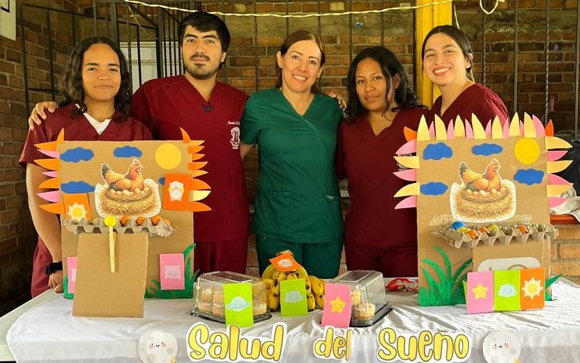 Imagen de estudiantes y docentes de Fisioterapia en el Centro de Protección Villa Carolina, en Timbío