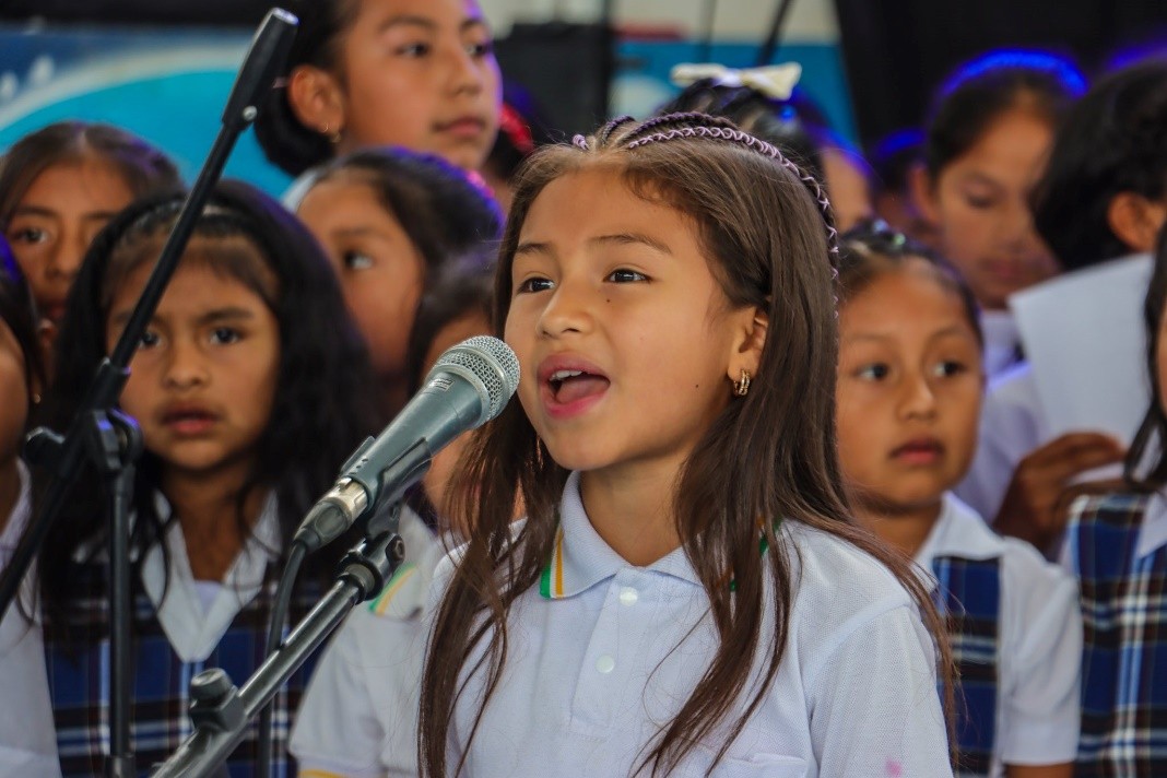 Imagen de niña durante las Muestras artísticas, impulsadas por el Programa Presidencial Sonidos para la Construcción de Paz – Zona 6