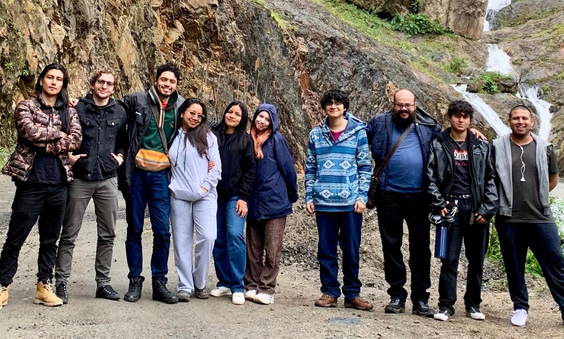 Imagen de estudiantes y docentes de Filosofía en el Cabildo Indígena Ancestral de Rioblanco